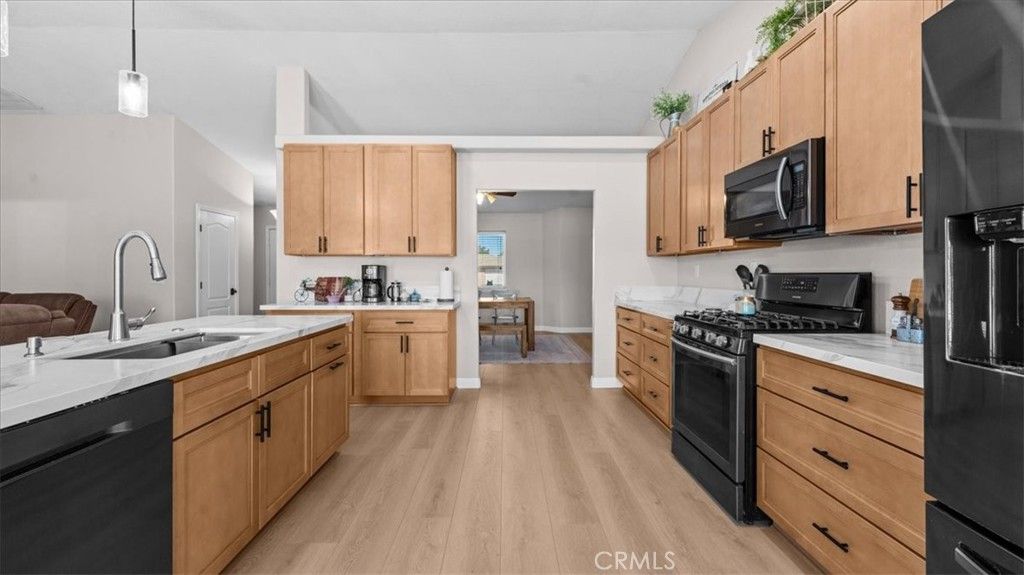 Image 14 of property listing at 15535 Erie Road, Apple Valley, CA 92307