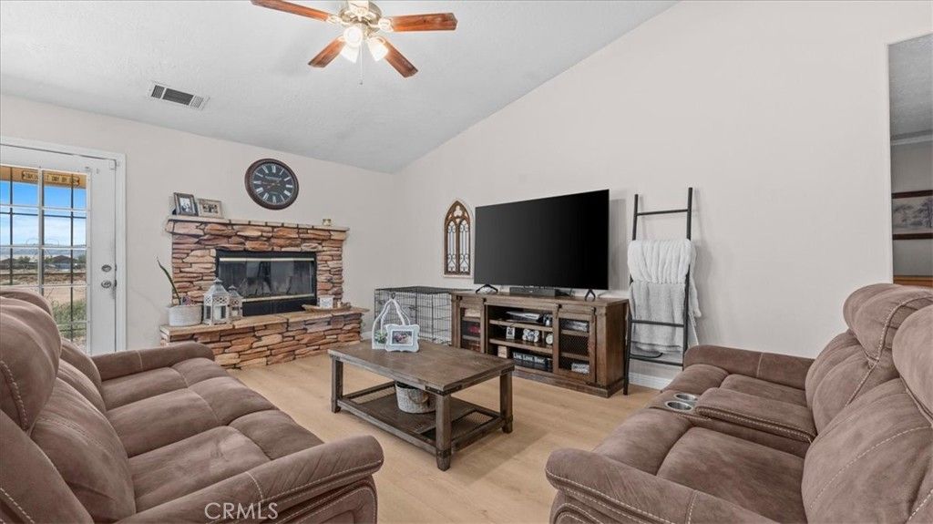 Image 4 of property listing at 15535 Erie Road, Apple Valley, CA 92307