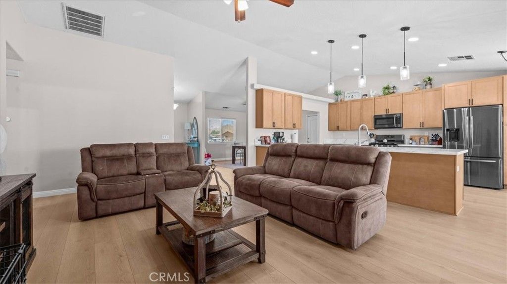 Image 6 of property listing at 15535 Erie Road, Apple Valley, CA 92307