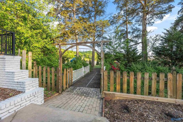 302 Devon Circle SE, Huntsville, AL 35802