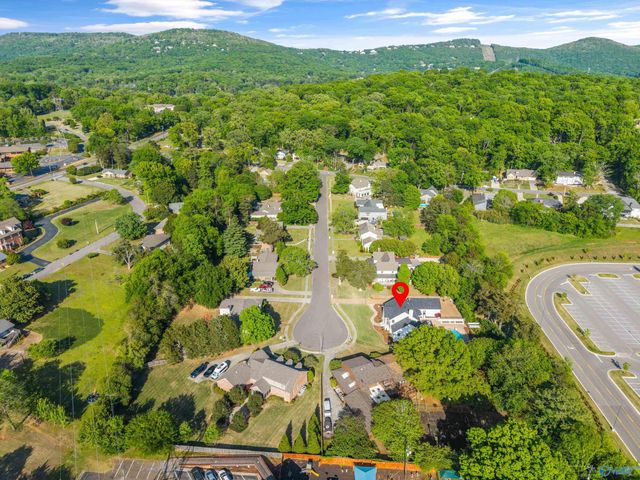 302 Devon Circle SE, Huntsville, AL 35802