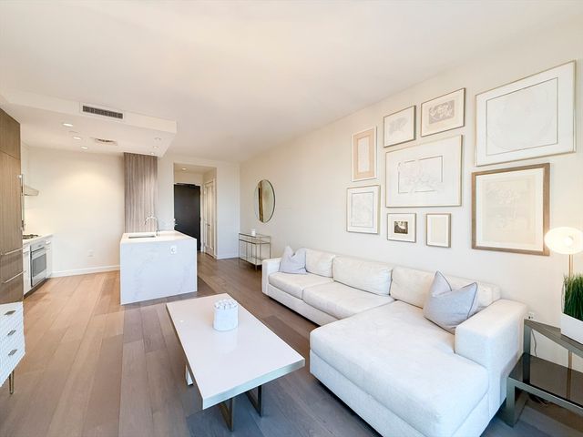 188 Brookline Ave 24I, Boston, MA 02215