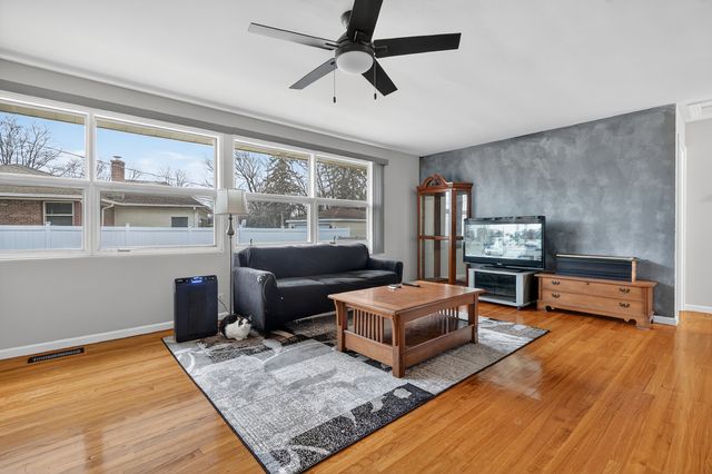 203 S See Gwun Avenue, Mount Prospect, IL 60056