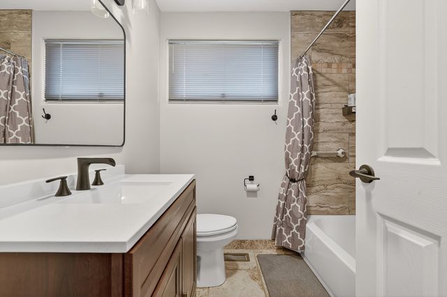 203 S See Gwun Avenue, Mount Prospect, IL 60056