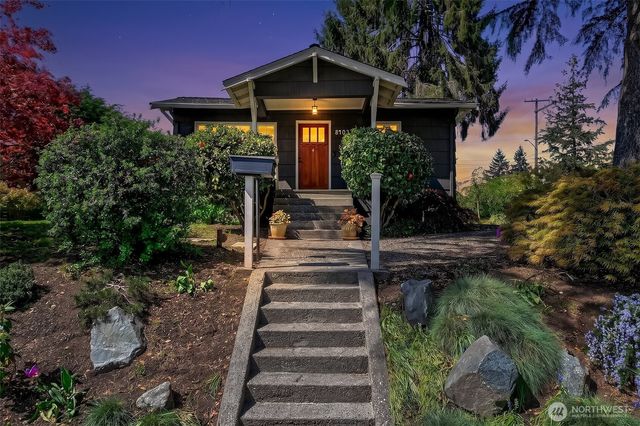 8403 32nd Avenue SW, Seattle, WA 98126