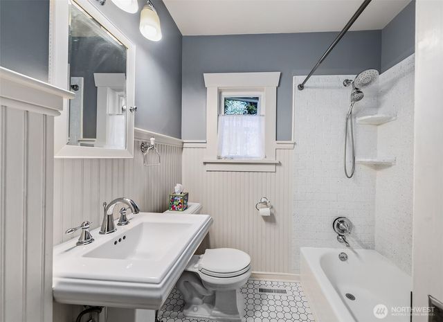 8403 32nd Avenue SW, Seattle, WA 98126