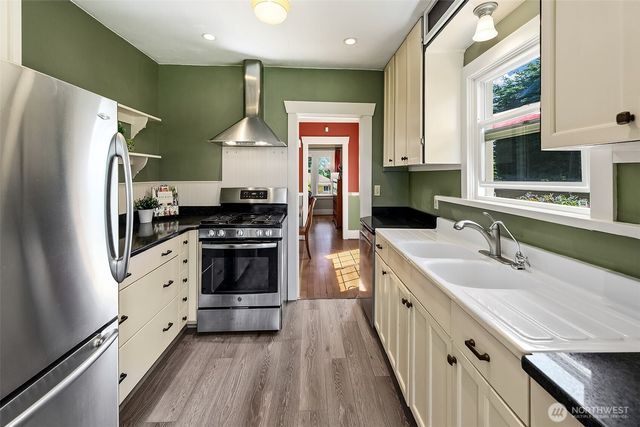 8403 32nd Avenue SW, Seattle, WA 98126