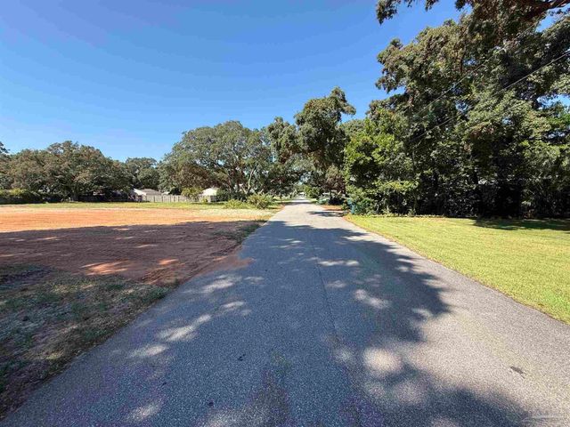 417 Surrey Dr, Gulf Breeze, FL 32561