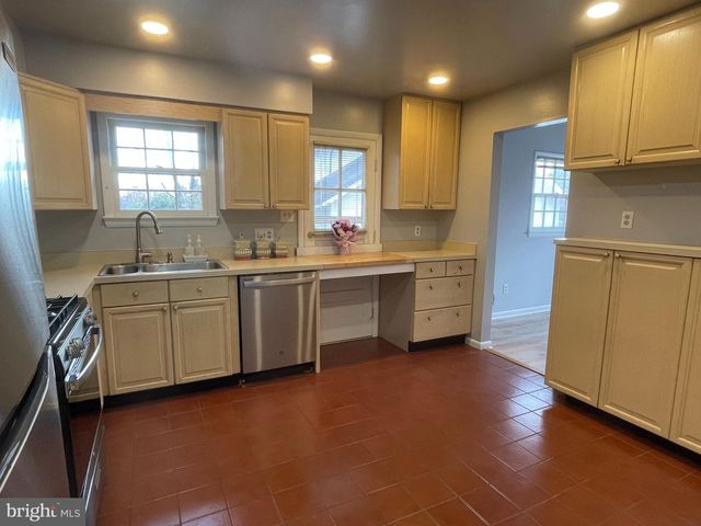 913 N HARRISON ST, Arlington, VA 22205