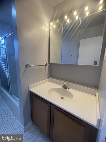 913 N HARRISON ST, Arlington, VA 22205