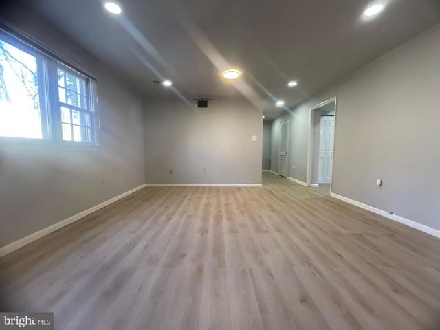 913 N HARRISON ST, Arlington, VA 22205