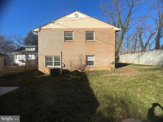 913 N HARRISON ST, Arlington, VA 22205