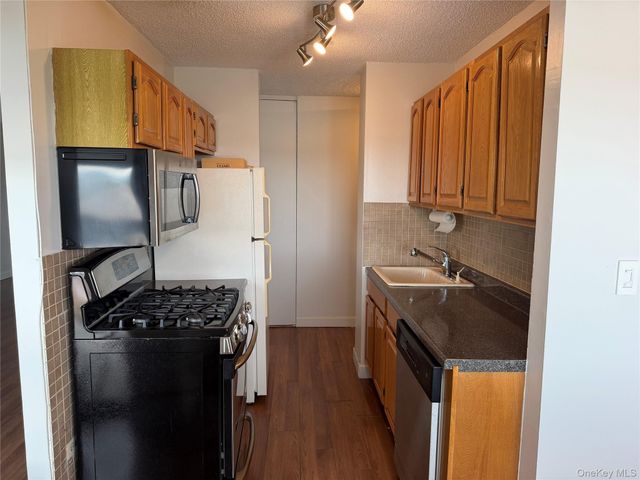 2 BAY CLUB DRIVE 7Y, Bayside, NY 11360