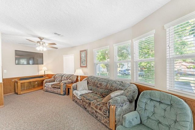 210 W Lakeview Wood, Onalaska, TX 77360