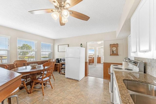 210 W Lakeview Wood, Onalaska, TX 77360
