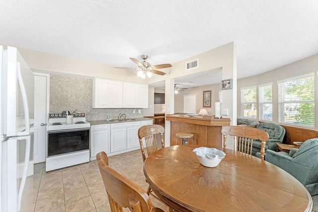 210 W Lakeview Wood, Onalaska, TX 77360