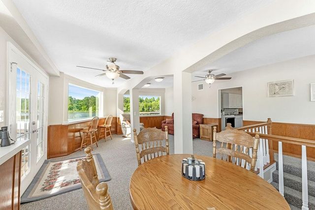 210 W Lakeview Wood, Onalaska, TX 77360