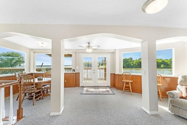 210 W Lakeview Wood, Onalaska, TX 77360
