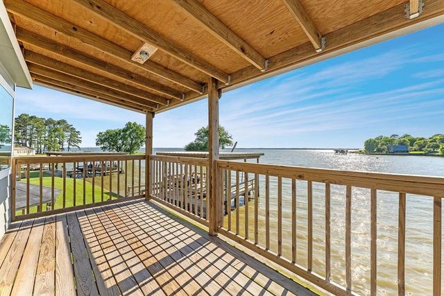 210 W Lakeview Wood, Onalaska, TX 77360