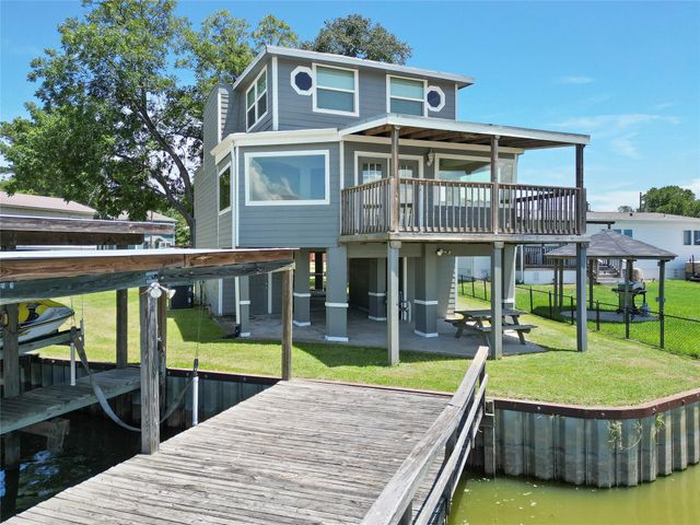 210 W Lakeview Wood, Onalaska, TX 77360