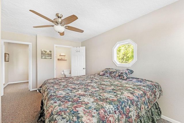 210 W Lakeview Wood, Onalaska, TX 77360