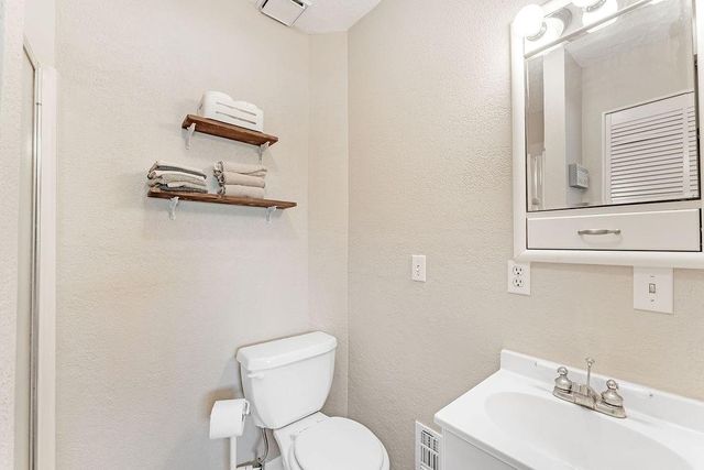 210 W Lakeview Wood, Onalaska, TX 77360