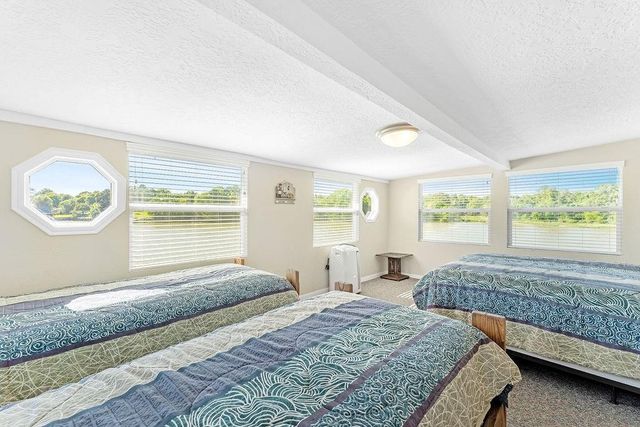 210 W Lakeview Wood, Onalaska, TX 77360