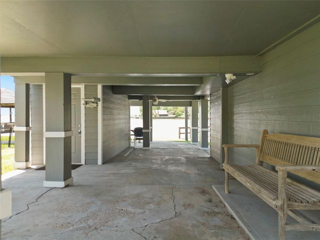 210 W Lakeview Wood, Onalaska, TX 77360