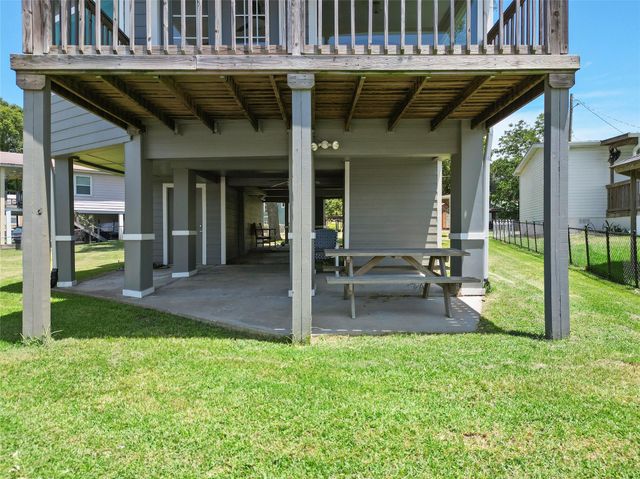 210 W Lakeview Wood, Onalaska, TX 77360