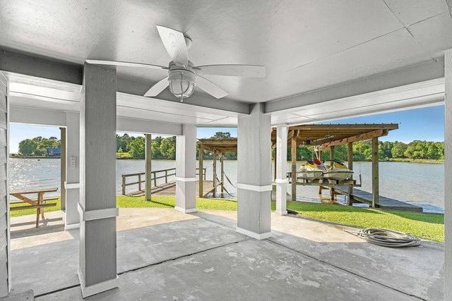 210 W Lakeview Wood, Onalaska, TX 77360