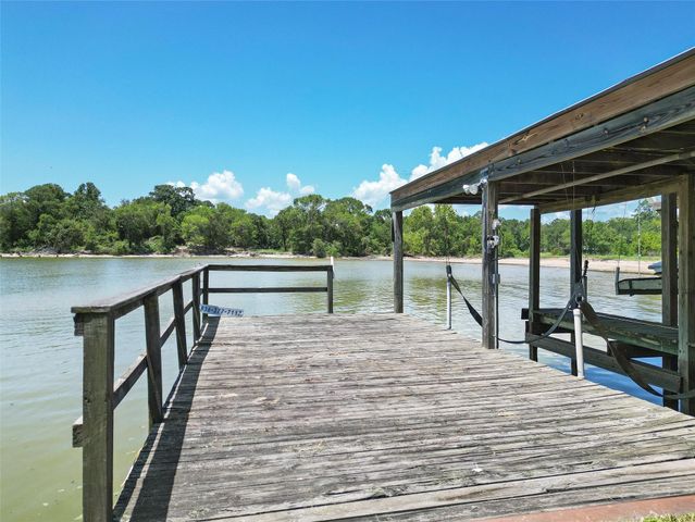 210 W Lakeview Wood, Onalaska, TX 77360