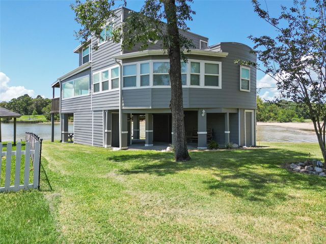 210 W Lakeview Wood, Onalaska, TX 77360