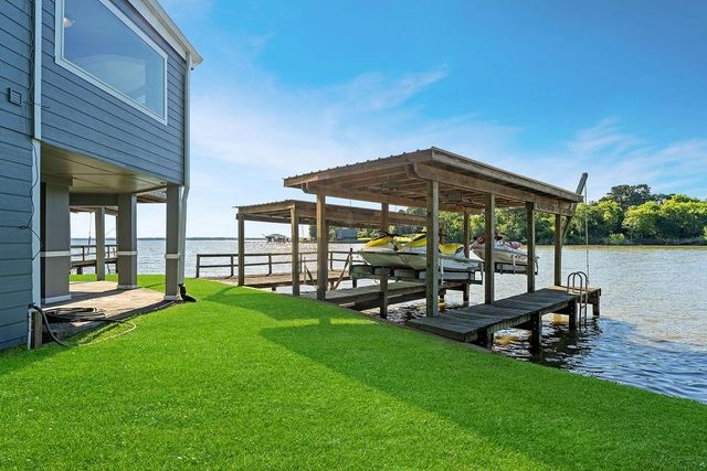 210 W Lakeview Wood, Onalaska, TX 77360