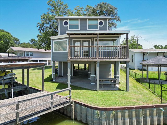 210 W Lakeview Wood, Onalaska, TX 77360