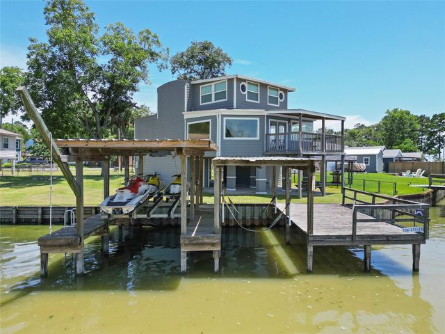 210 W Lakeview Wood, Onalaska, TX 77360