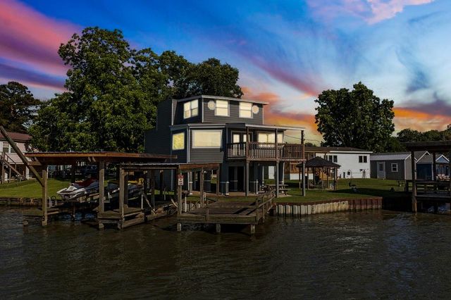 210 W Lakeview Wood, Onalaska, TX 77360