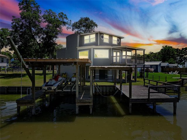 210 W Lakeview Wood, Onalaska, TX 77360