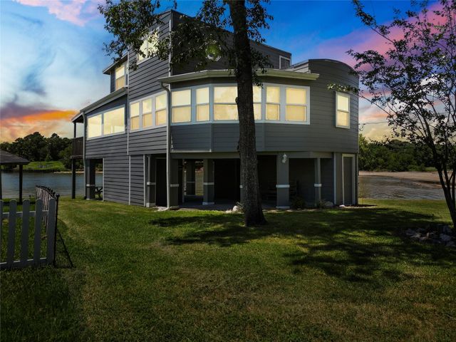 210 W Lakeview Wood, Onalaska, TX 77360