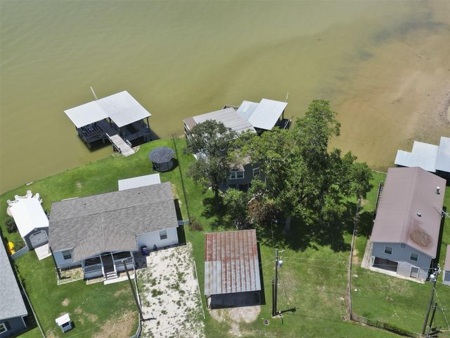 210 W Lakeview Wood, Onalaska, TX 77360