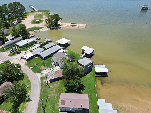 210 W Lakeview Wood, Onalaska, TX 77360