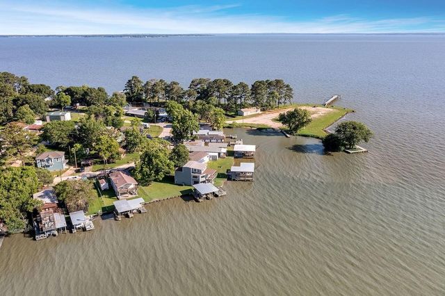 210 W Lakeview Wood, Onalaska, TX 77360