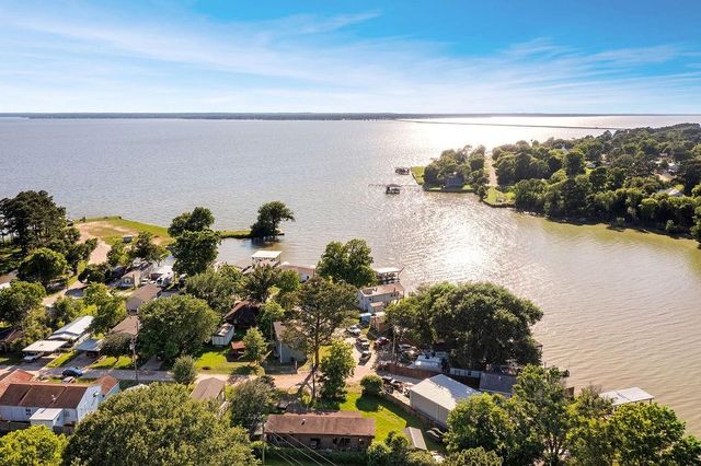 210 W Lakeview Wood, Onalaska, TX 77360