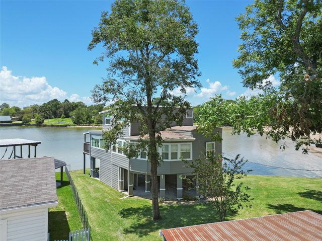 210 W Lakeview Wood, Onalaska, TX 77360