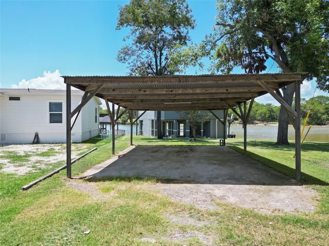 210 W Lakeview Wood, Onalaska, TX 77360