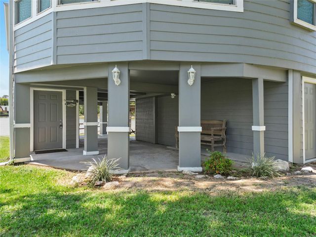 210 W Lakeview Wood, Onalaska, TX 77360