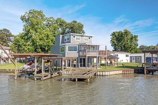210 W Lakeview Wood, Onalaska, TX 77360