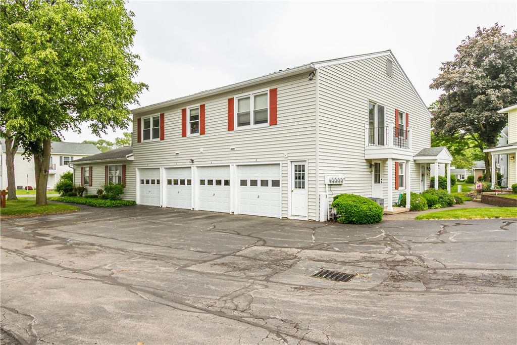 8 Heron Way South, Perinton, NY 14450