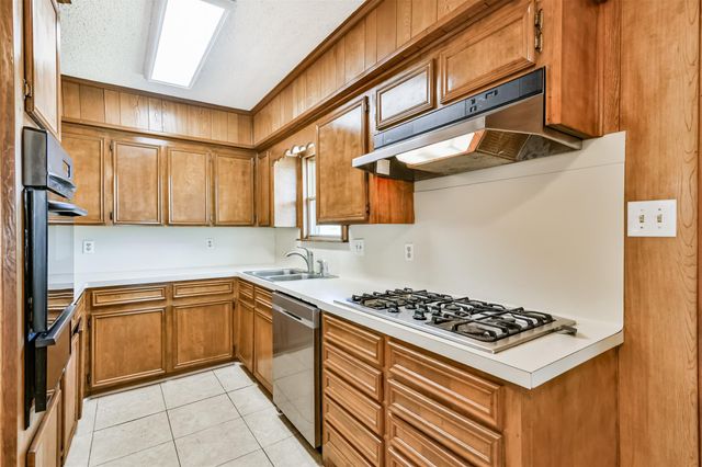 163 Oakland St, Baytown, TX 77520