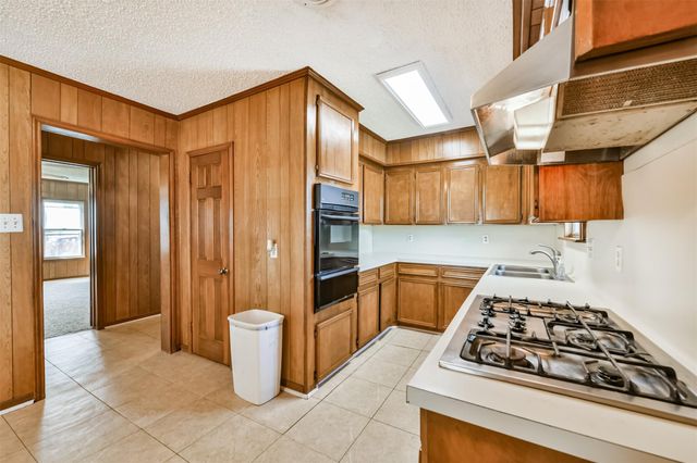 163 Oakland St, Baytown, TX 77520