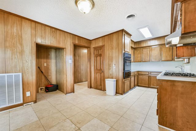 163 Oakland St, Baytown, TX 77520